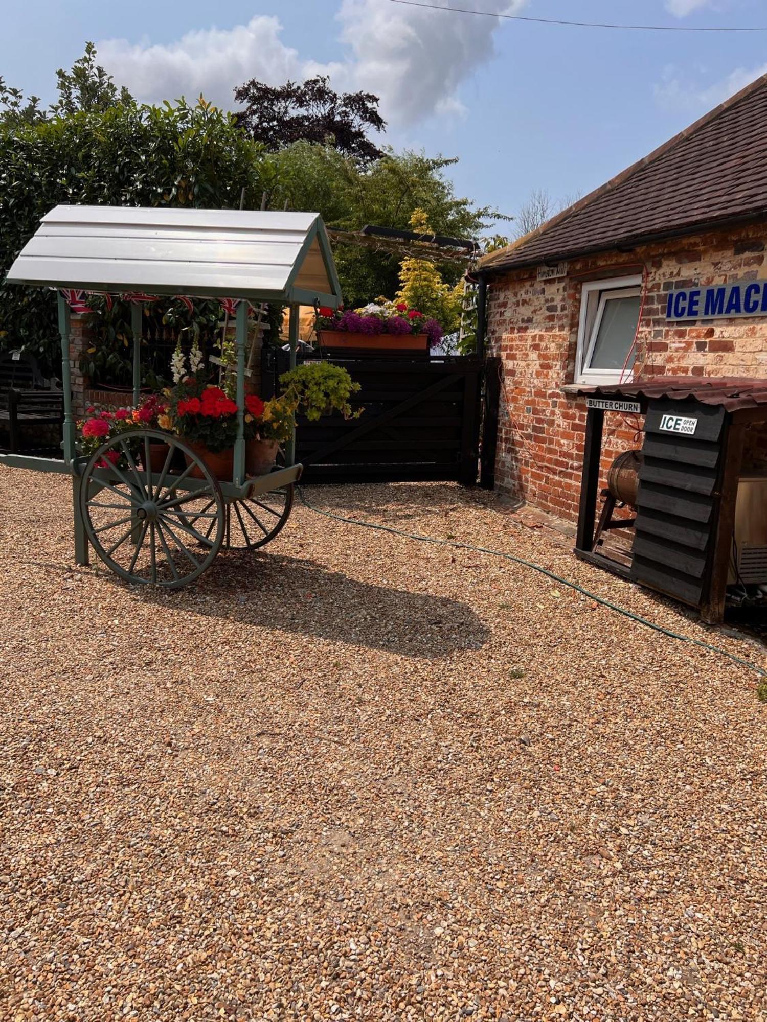 Hunston Mill Self Catering Dog Stay For Free ชิชิสเตอร์ ภายนอก รูปภาพ